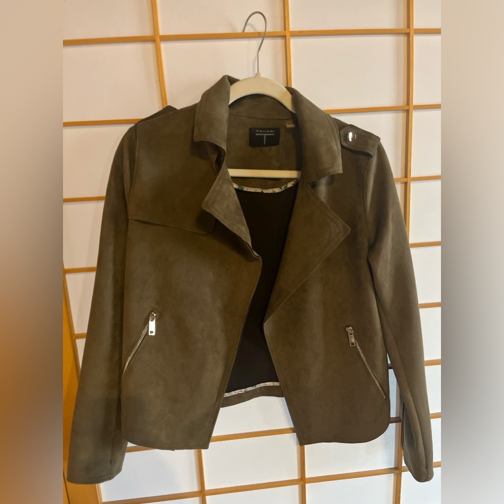 T TAHARI FAUX SUEDE MOTO JACKET. Size Small. Olive Color.